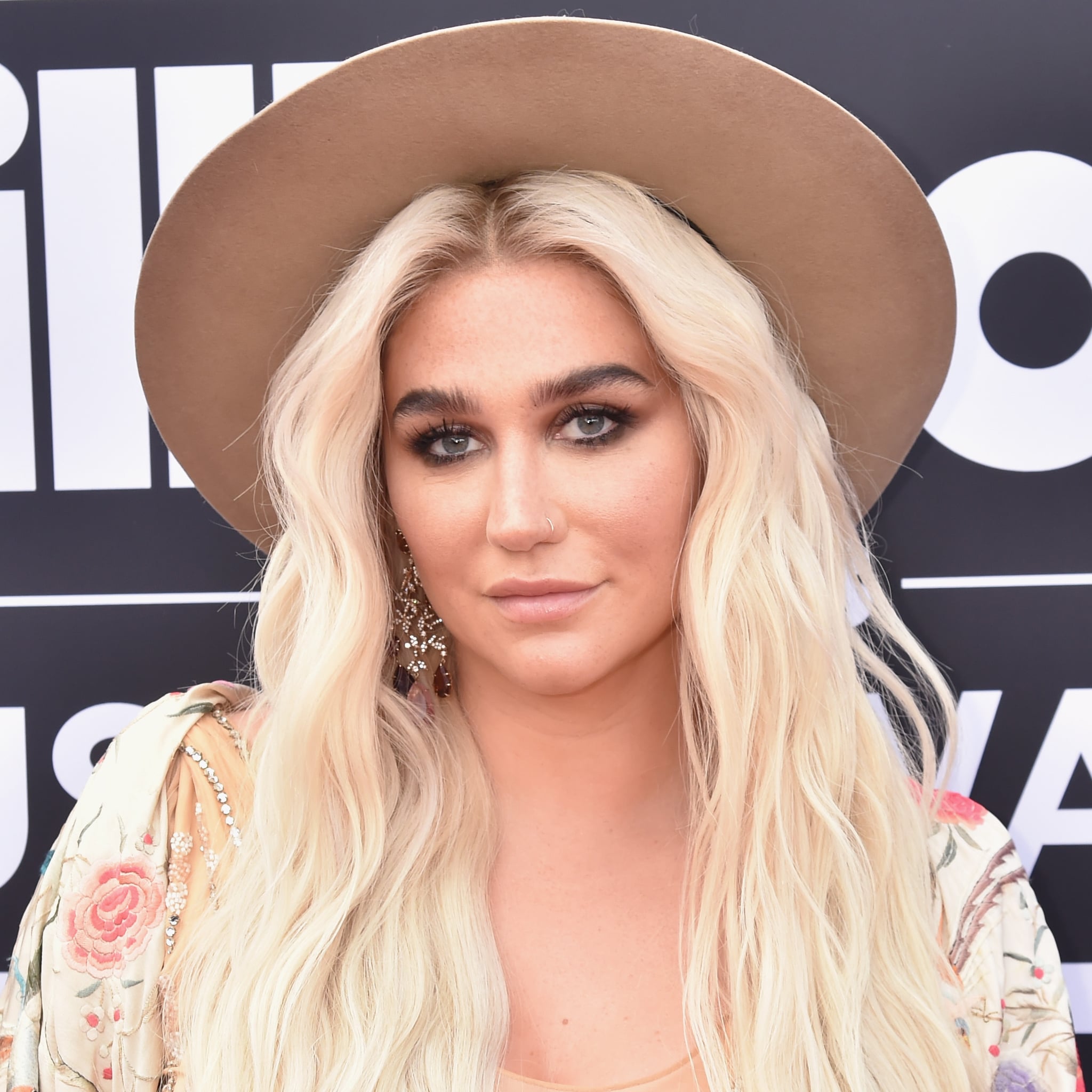 No-Make-up Superb Look Selfie of pop-star Kesha On Instagram
